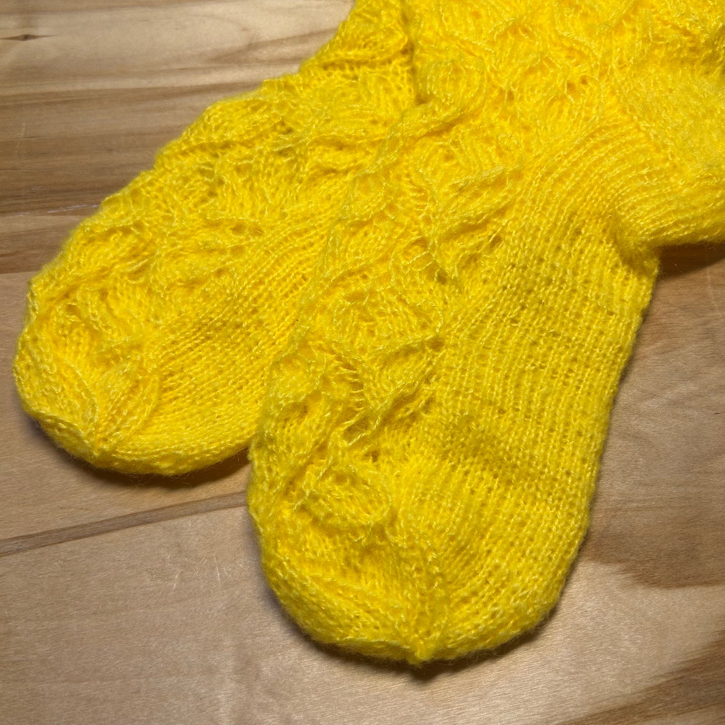 Dzeltenas krāsas mežģīņu adījuma siltās zeķes 37,5.-39,5. izm. (SITĒ 30)