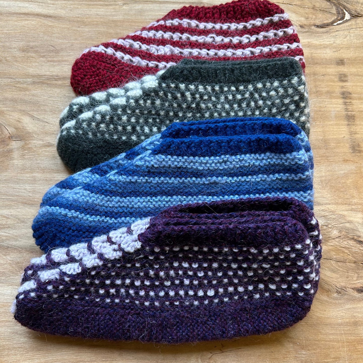 Adītas vilnas čībiņas 36.-38.izm. tumši pelēkzaļas  ar baltu rakstiņu (DAKU 30)