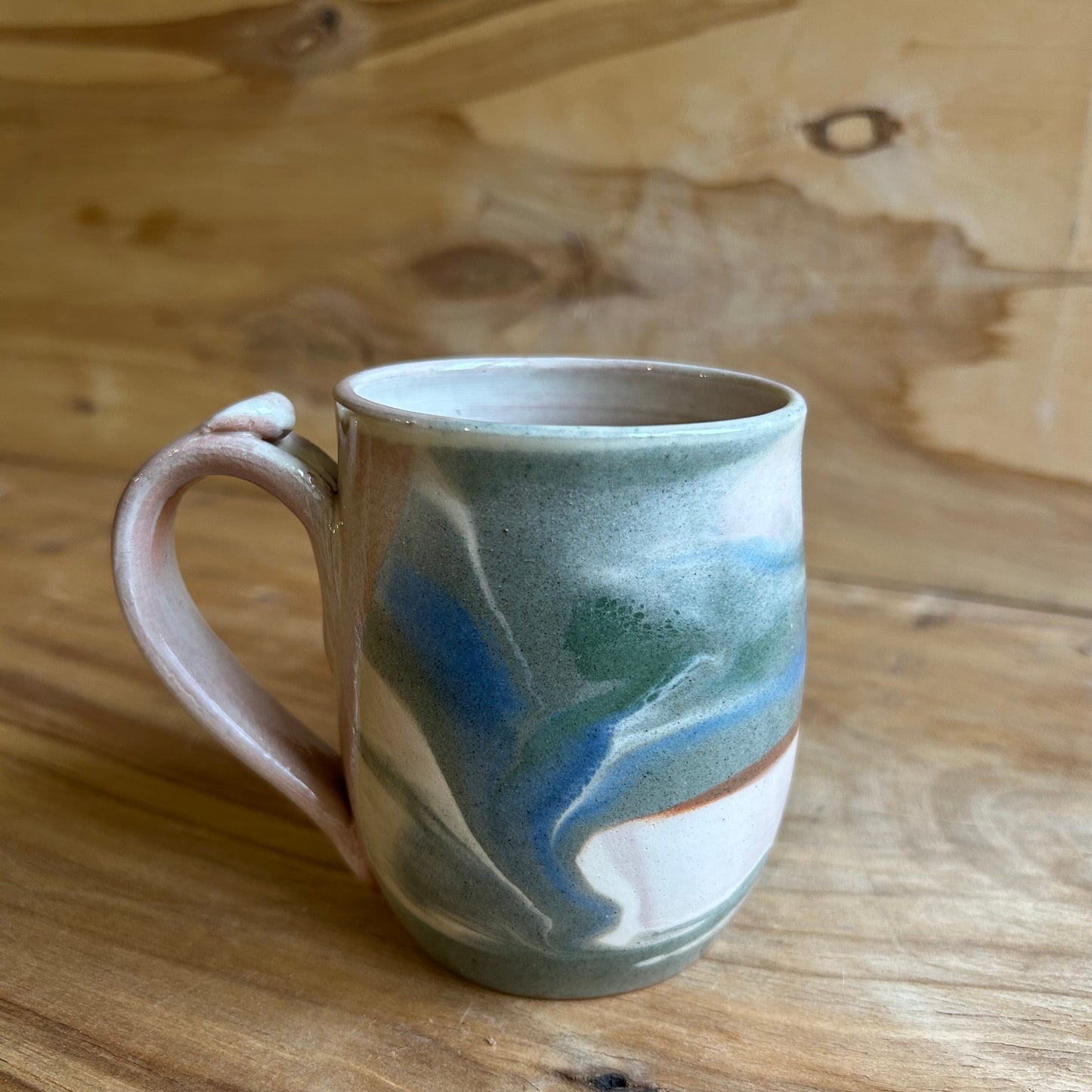 Brūna māla krūze ar glazūras rakstu  (MASP 125)