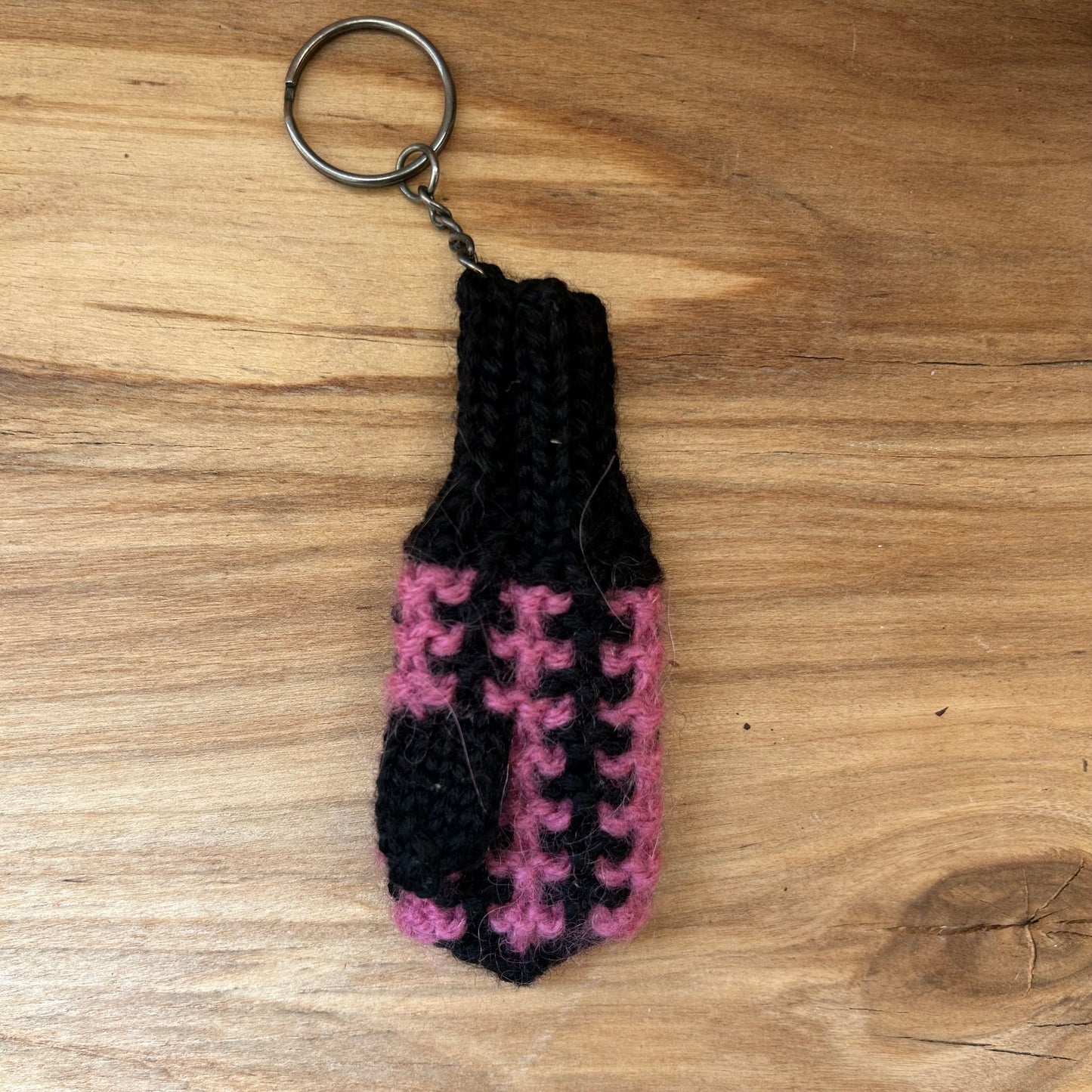 Atslēgu piekariņš - dūrainītis lillā ar melnu  (VEPA A10)