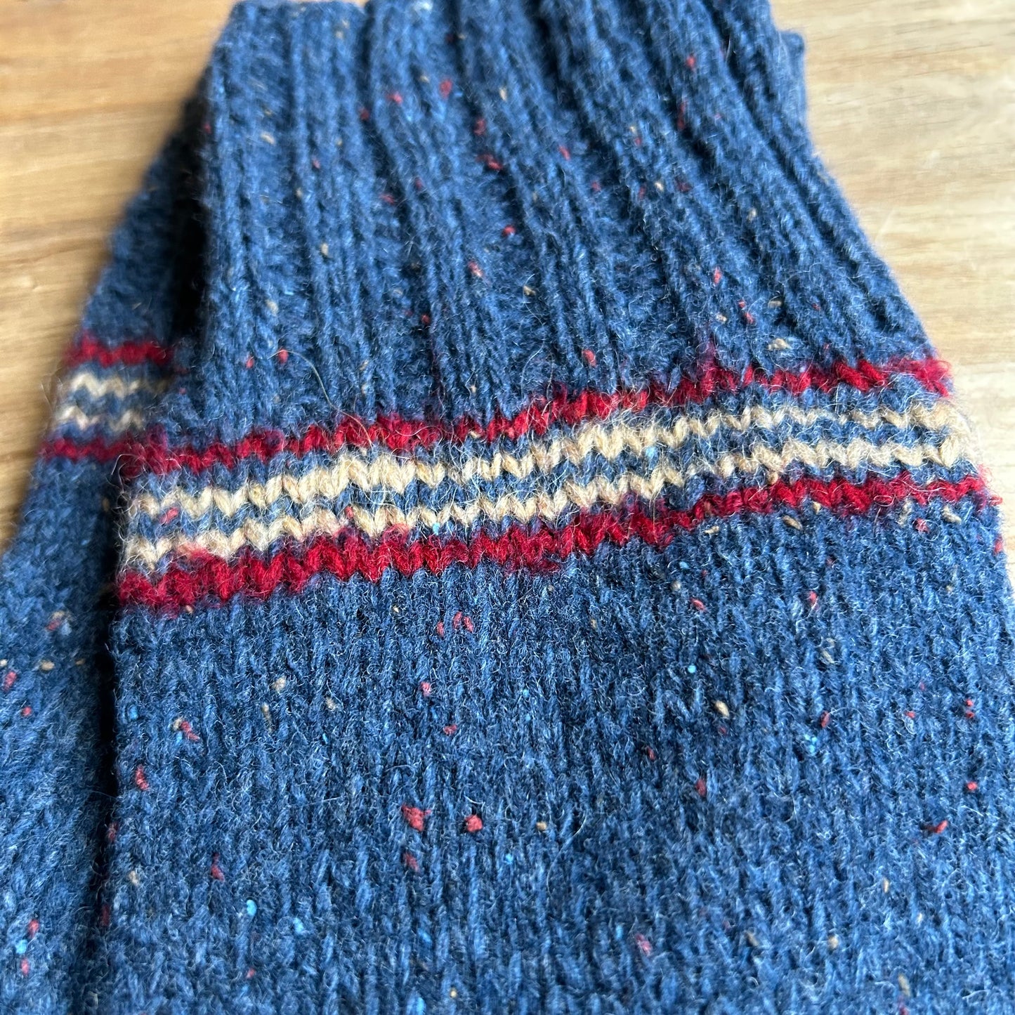 Siltās zeķes 41.-43.izm. zilā krāsā ar sarkanu un gaišu strīpiņu (MAFE 16)