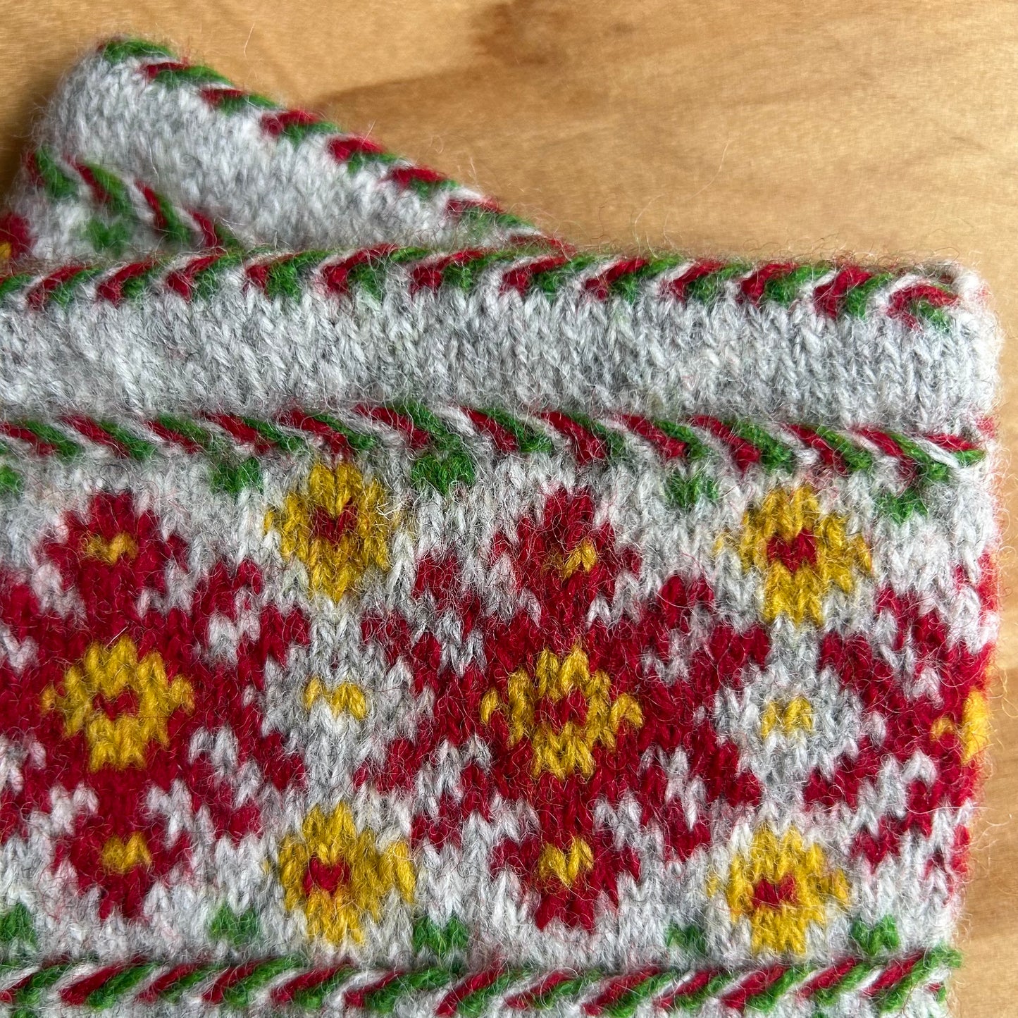 Gaiši pelēki sieviešu dūraiņi ar tulpīšu ornamentu (MALI 57)