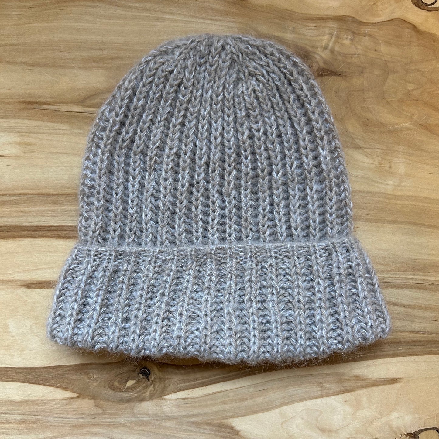 Adīta cepure ar atloku gaiši brūnā krāsā (RUTO 11)