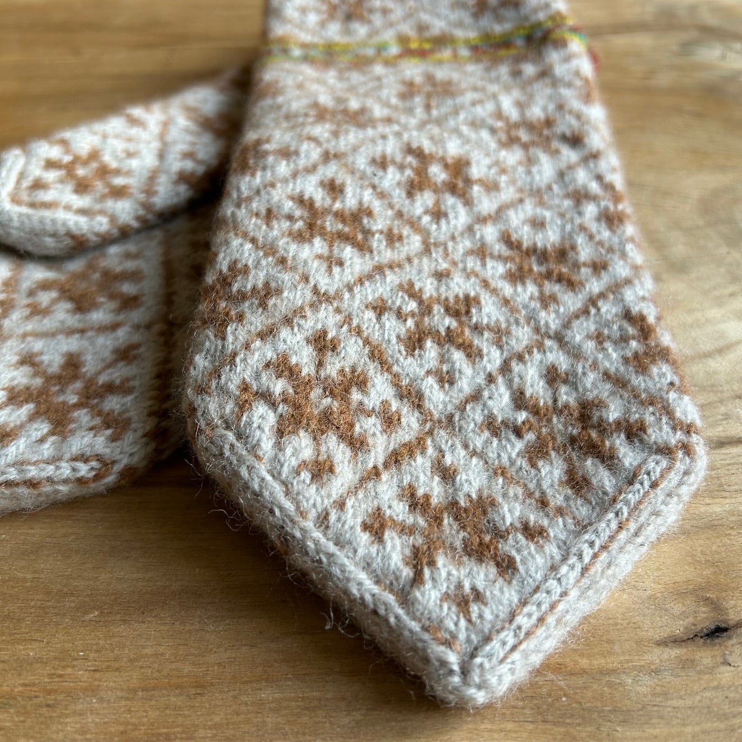 Vilnas dūraiņi ar brūniem zvaigznīšu rakstiem rombiņos (AIDZ 44)