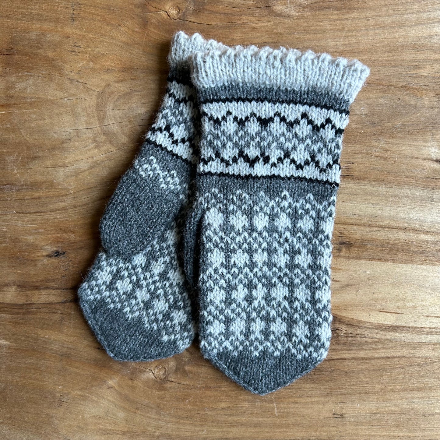 Gaiši pelēki sieviešu dūraiņi ar tumši pelēkiem ornamentiem (MAFE 10)