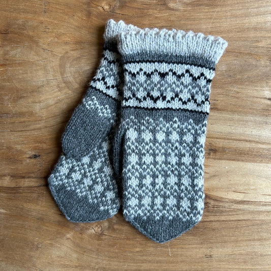 Gaiši pelēki sieviešu dūraiņi ar tumši pelēkiem ornamentiem (MAFE 10)