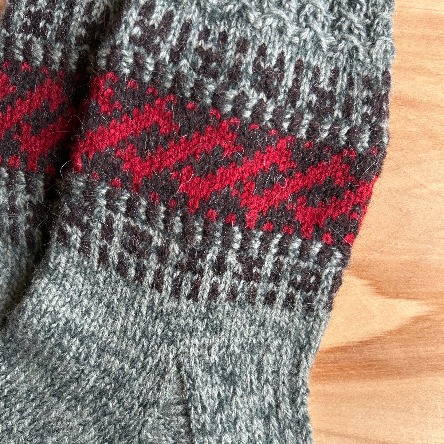 Siltās zeķes 47.-49.izm. raibas zaļa toņa zeķes ar sarkaniem un brūniem ornamentiem (MALI 44)