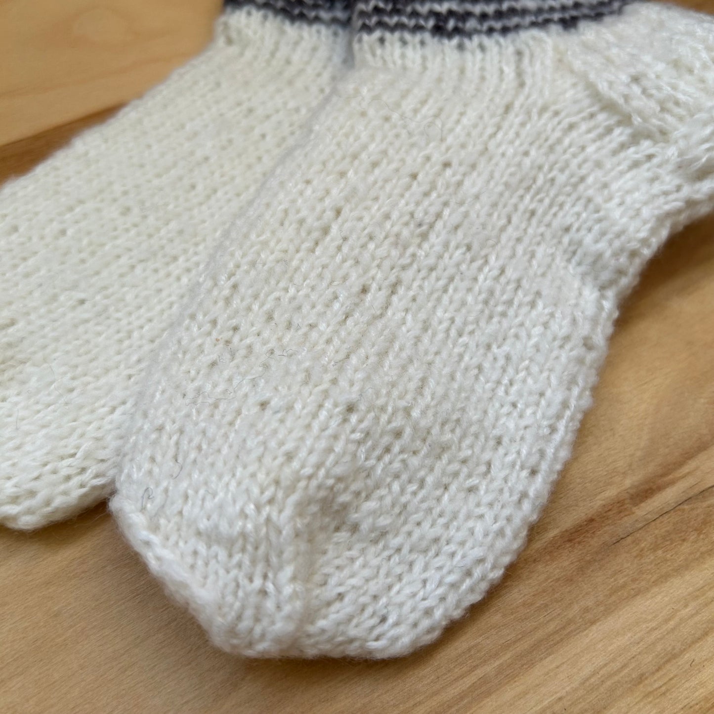 Baltas adītas siltās zeķītes 25.-27.izm. (SITĒ 56)