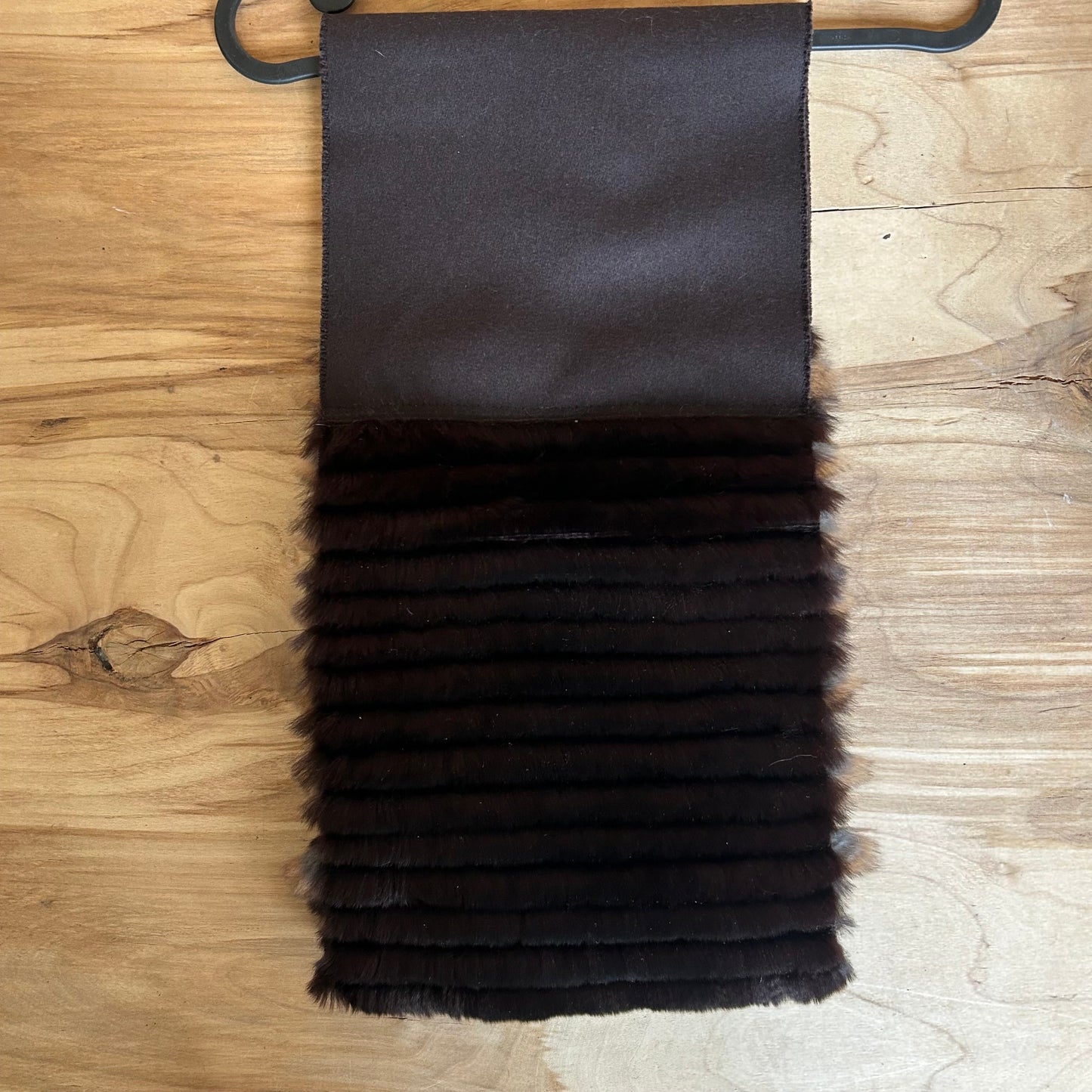 Tumši brūna vilnas šalle ar brūnu truša vilnas dekoratīvu malu (JĀNA 41)