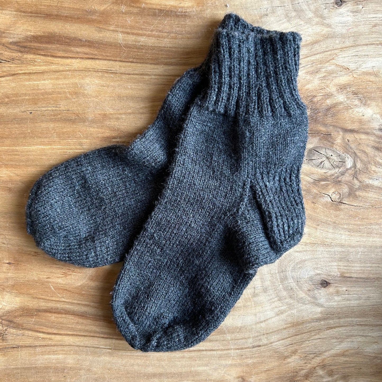 Tumši pelēkas vidēji īsas vilnas zeķes  39. -41.izm. (AIDZ 47)