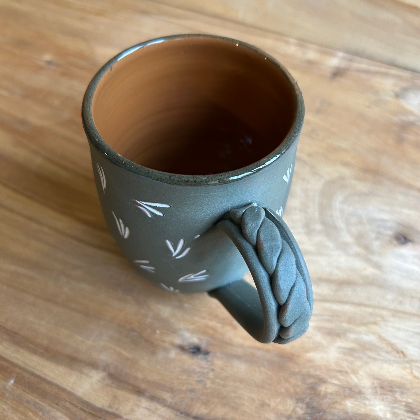 Tumši zaļgana māla krūze  (MASP 130)