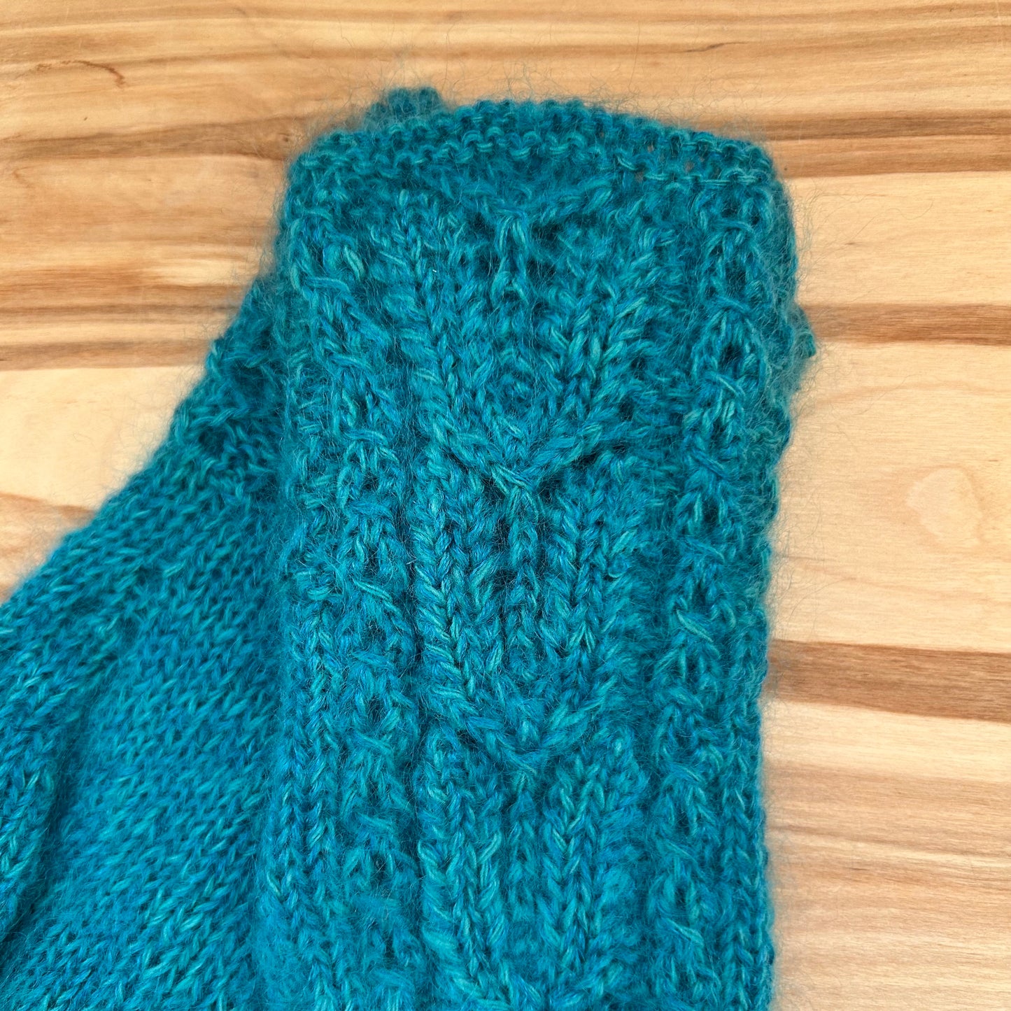 Rokām adīti  pirkstaiņi tirkīzzilā krāsā (DZTO 95)