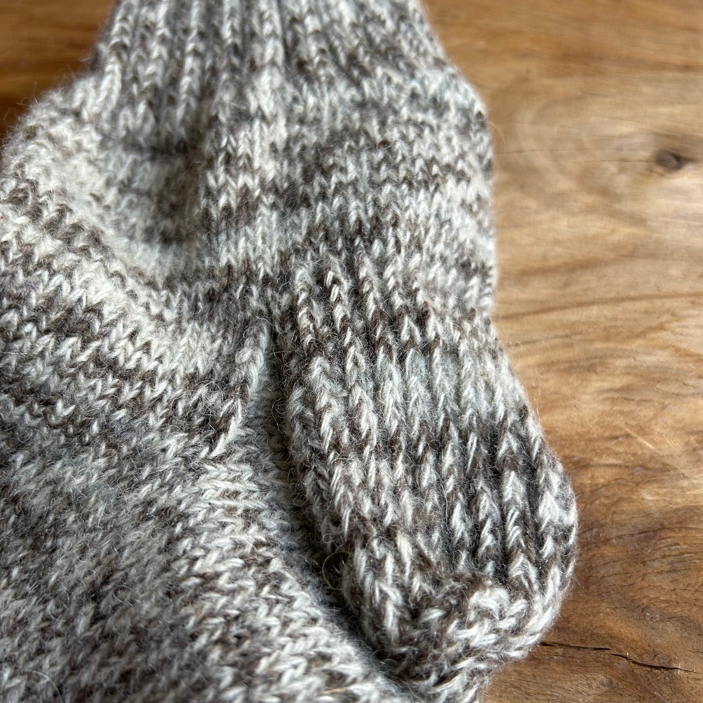 Raibas vidēji īsas vilnas zeķes brūnos, pelēkos toņos 43. -45.izm. (AIDZ 46)