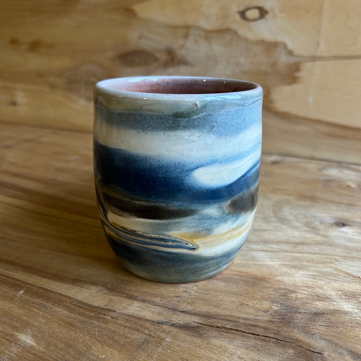 Brūna māla krūze ar glazūras rakstu  (MASP 124)