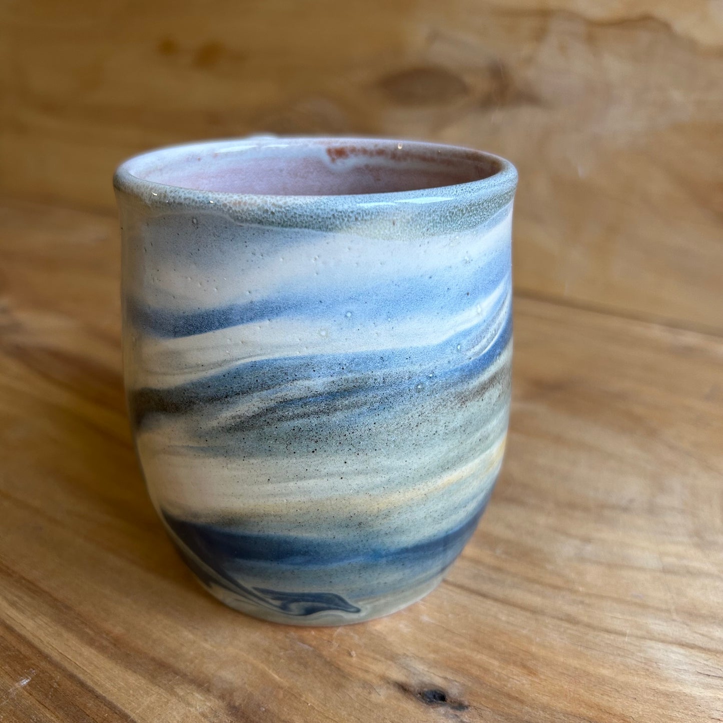 Brūna māla krūze ar glazūras rakstu  (MASP 127)