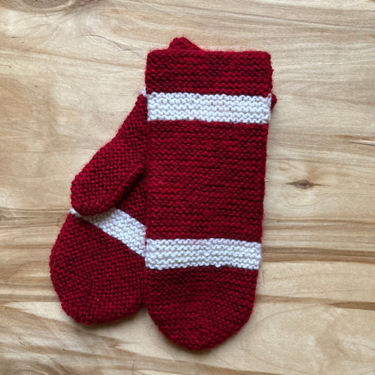 Tumši sarkani adīti dūraiņi ar baltām līnijām (VEPA 140)