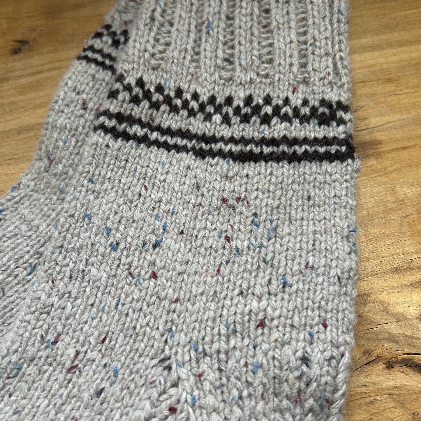 Siltās zeķes 41.-43.izm. gaiši brūnā krāsā ar tumšāk brūniem ornamentiem (MAFE 20)