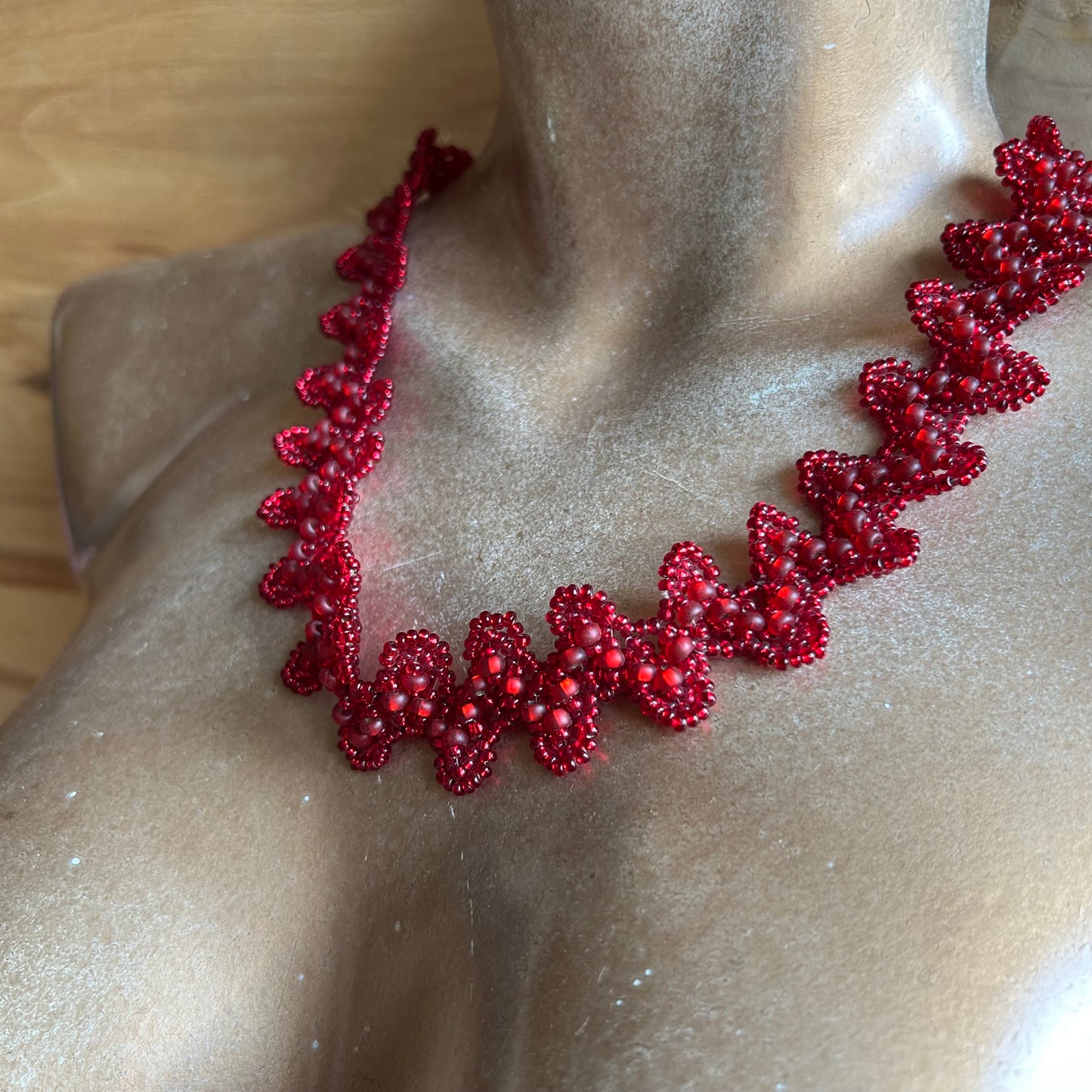 Pērļota kaklarota sarkanā krāsā (ZAMI 56)