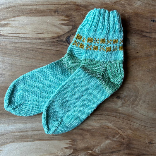 Vilnas zeķes 34.-36.izm. Gaiši zilganzaļas ar dzelteniem ornamentiem uz stulma (VEZI 65)