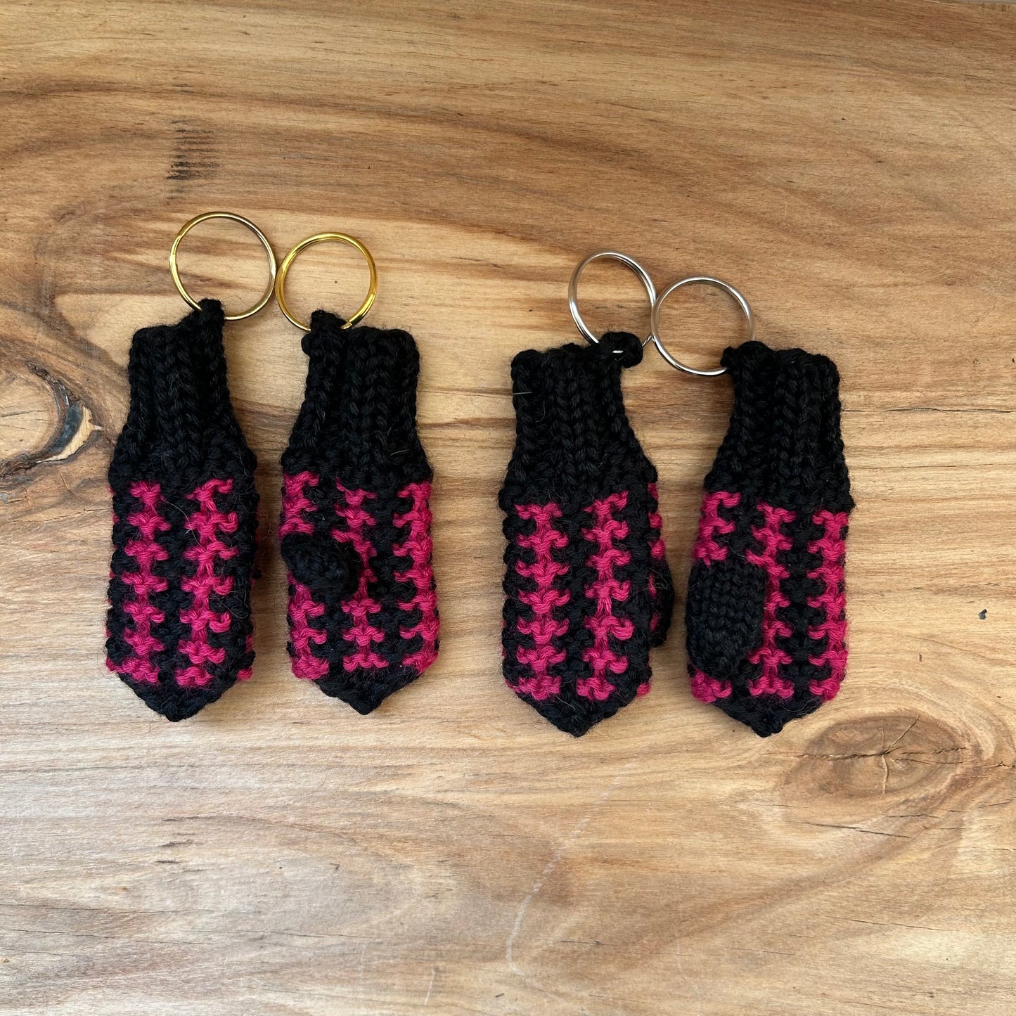 Atslēgu piekariņš - dūrainītis melns ar rozā (VEPA A5)