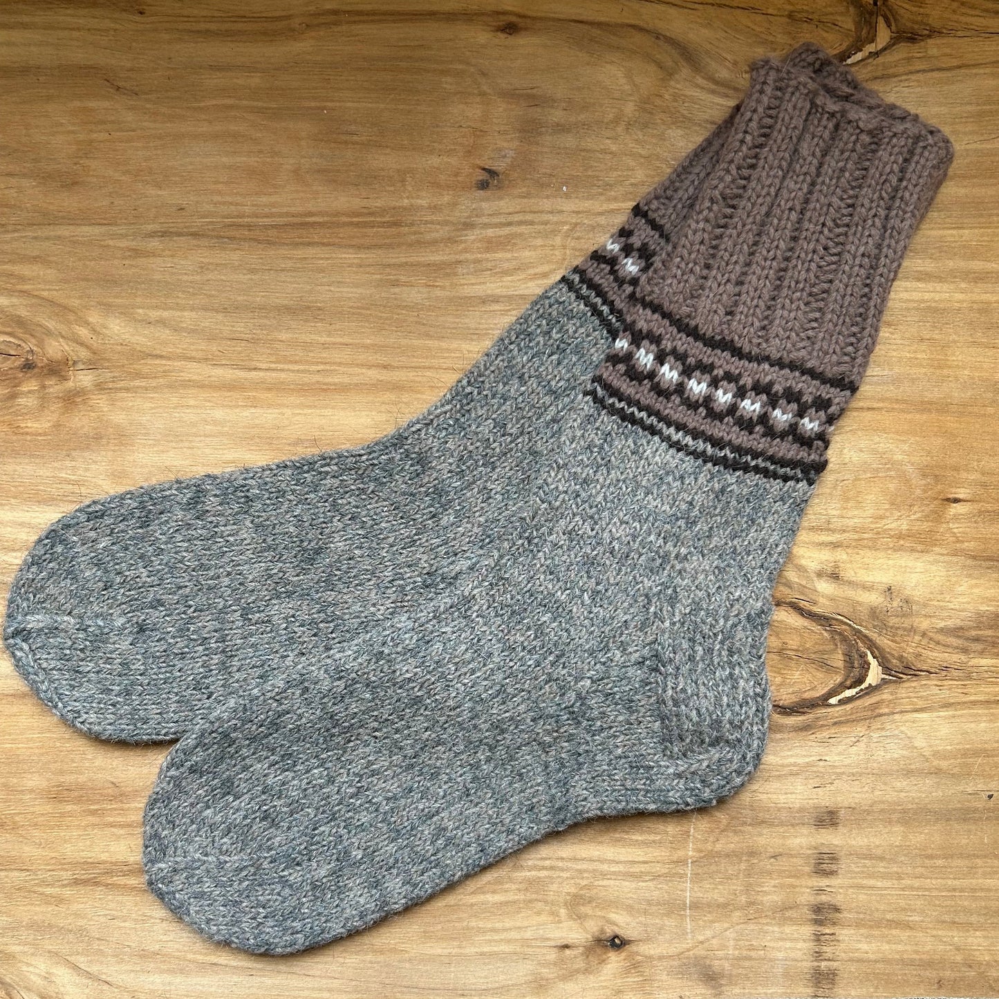 Siltās zeķes 43.-45.izm.  brūnā krāsā ar tumši brūniem ornamentiem (MAFE 23)