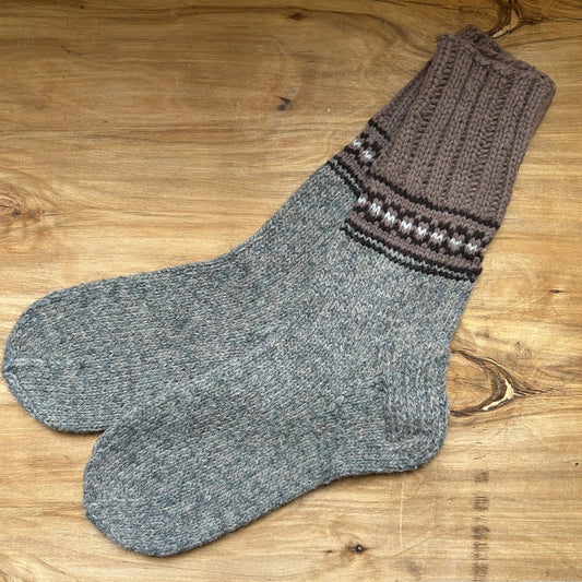 Siltās zeķes 43.-45.izm.  brūnā krāsā ar tumši brūniem ornamentiem (MAFE 23)