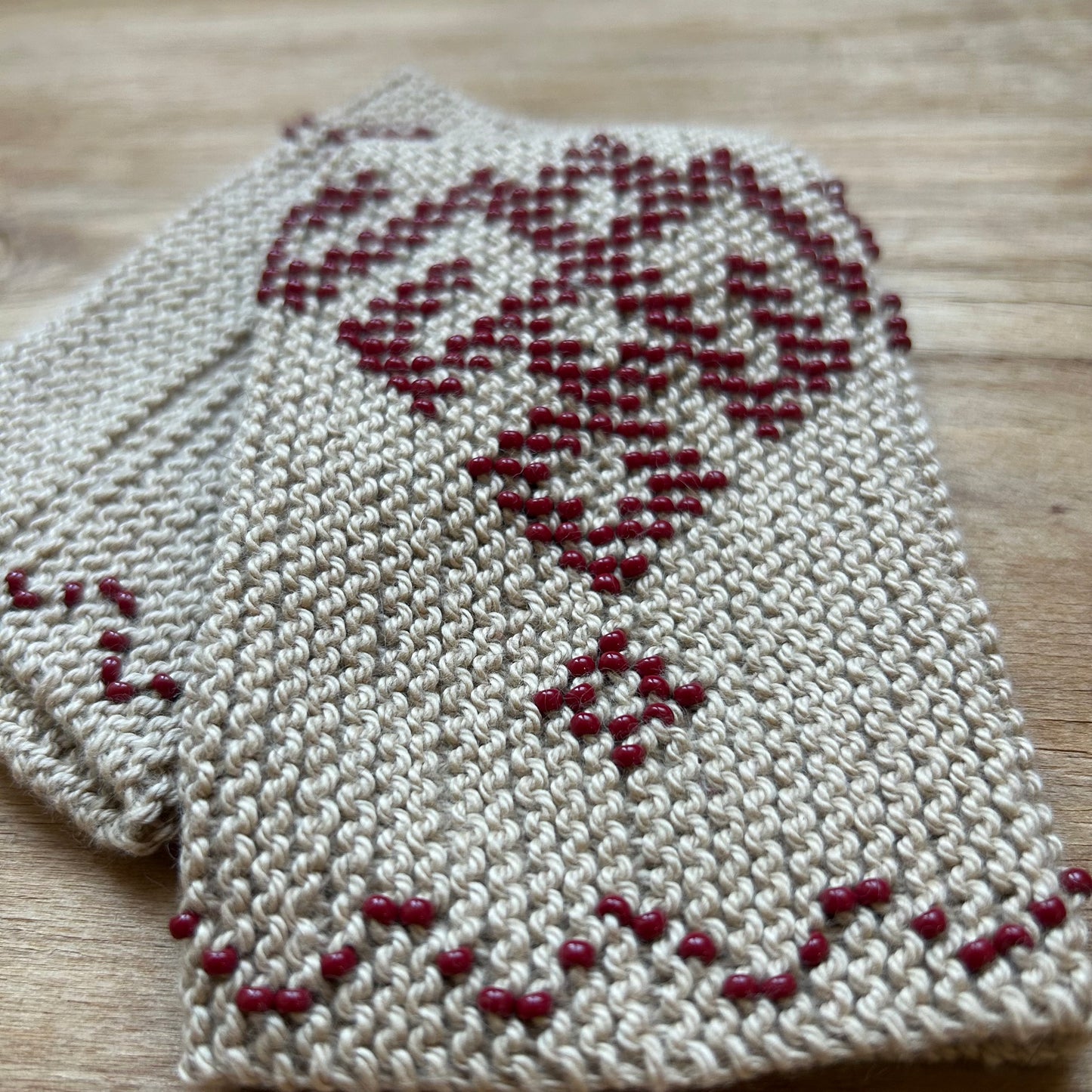 Gaiši brūni mauči/pulsa sildītāji ar tumši sarkanu pērlīšu raksta Jumja zīmi (ZAMI 47)