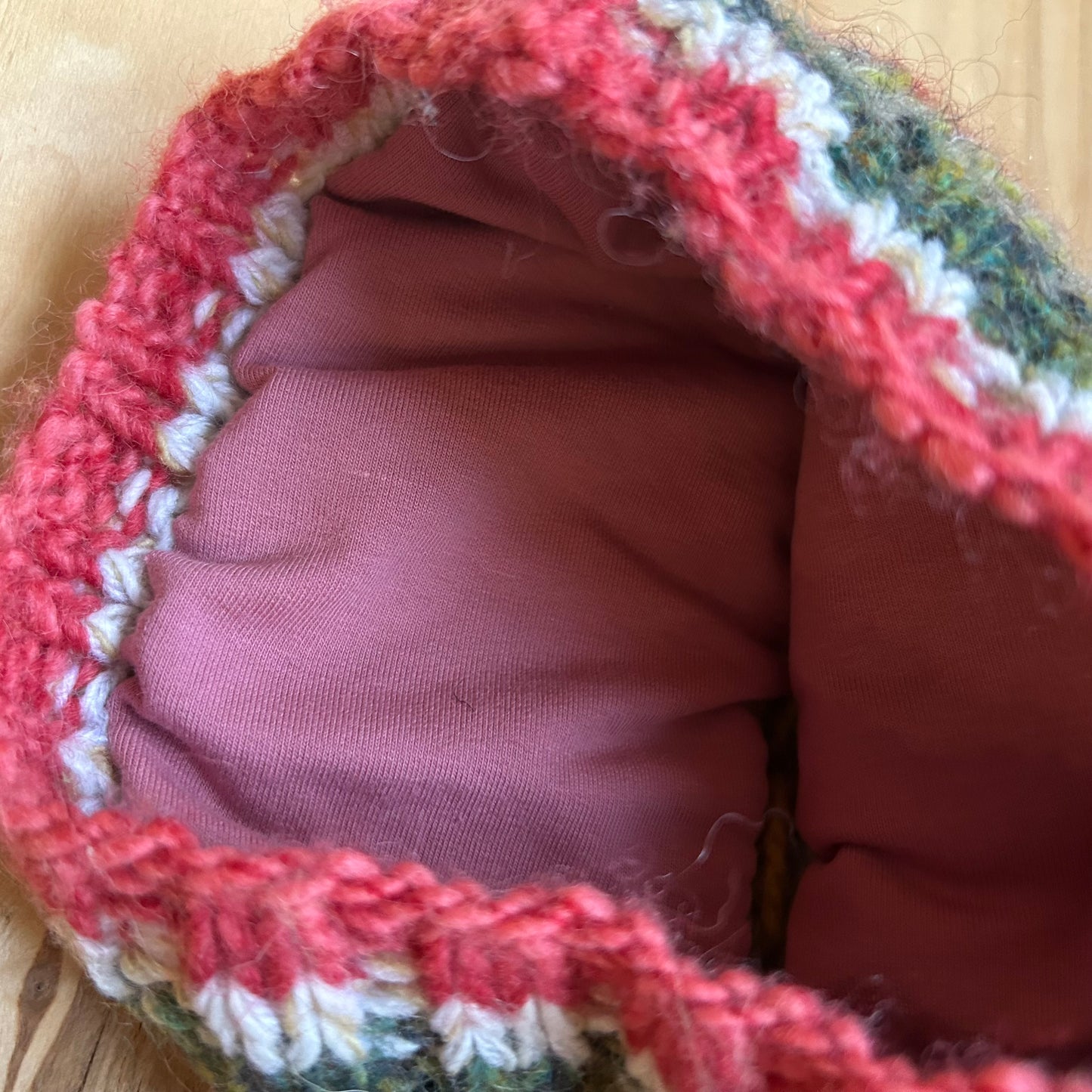 Adīta rakstaina raiba cepure  ar bumbuli (RUTO 9)