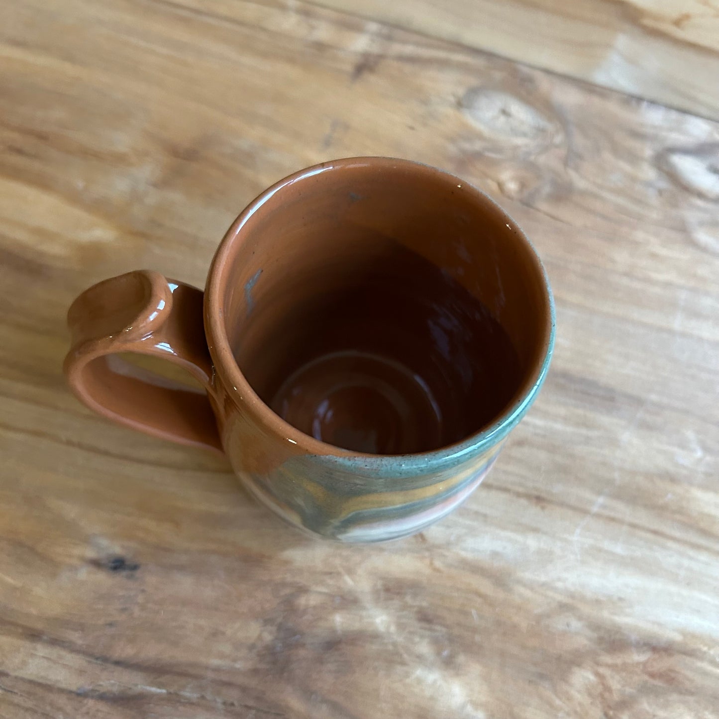 Brūna māla krūze ar glazūras rakstu  (MASP 120)