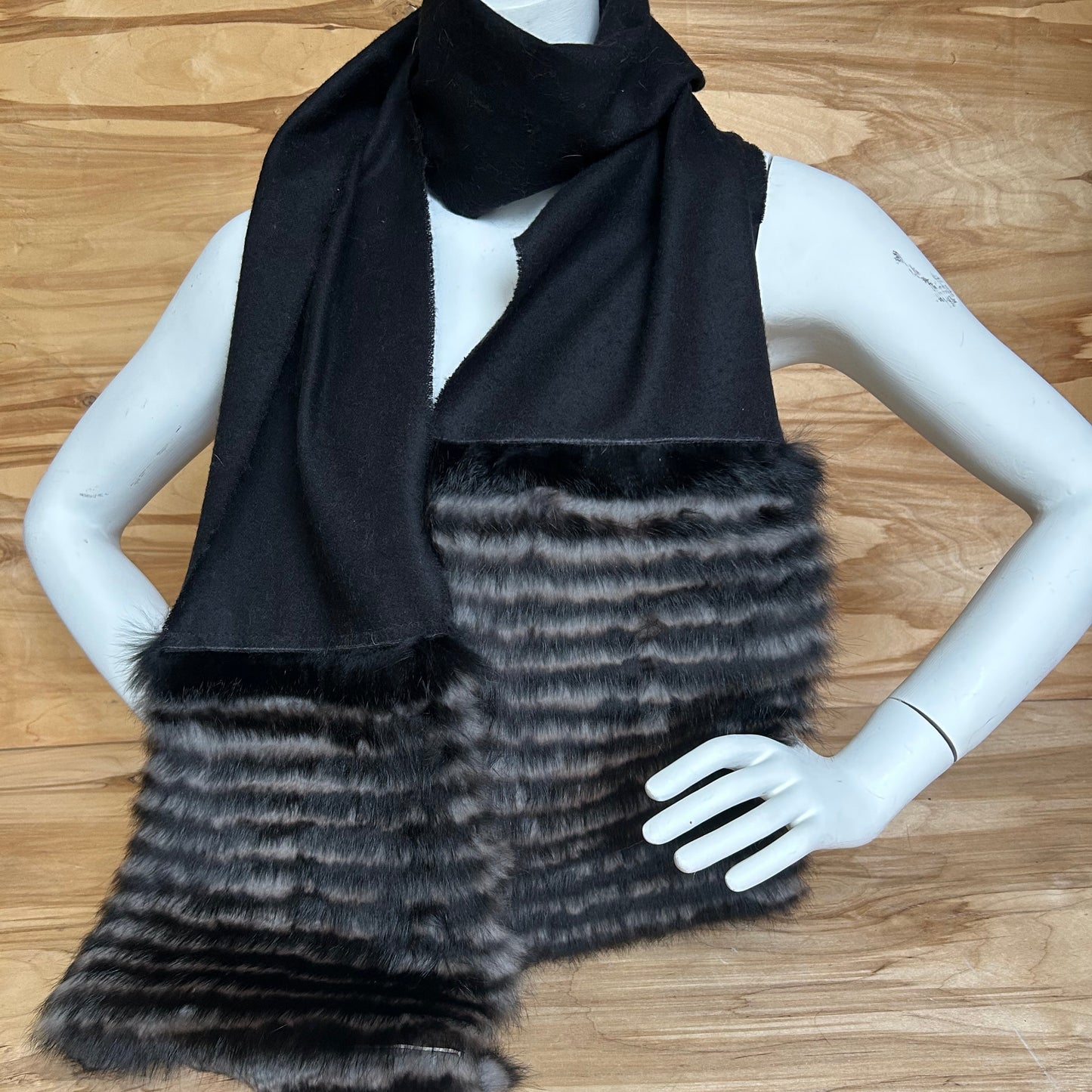 Melna vilnas šalle ar melnu un brūnu truša vilnas dekoratīvu malu (JĀNA 45)