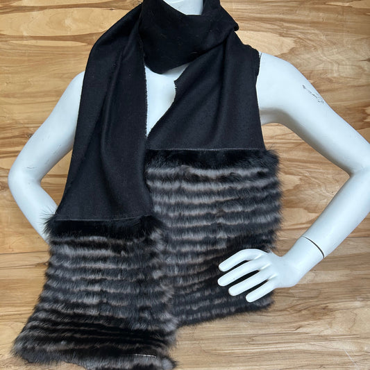 Melna vilnas šalle ar melnu un brūnu truša vilnas dekoratīvu malu (JĀNA 45)