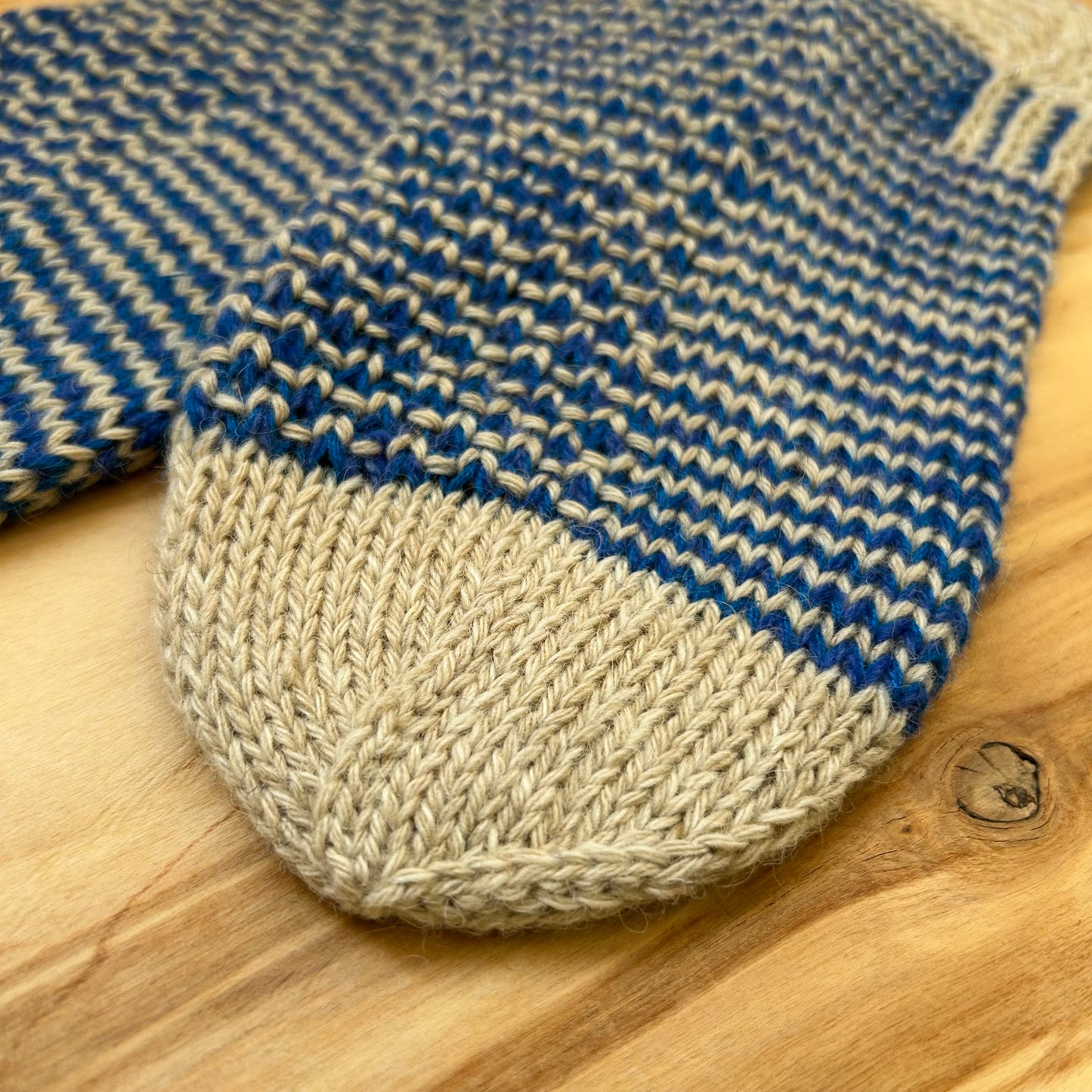 Rakstainas siltās zeķes  bēšā krāsā ar ziliem rakstiem 38.-40.izm. (INPO 104)