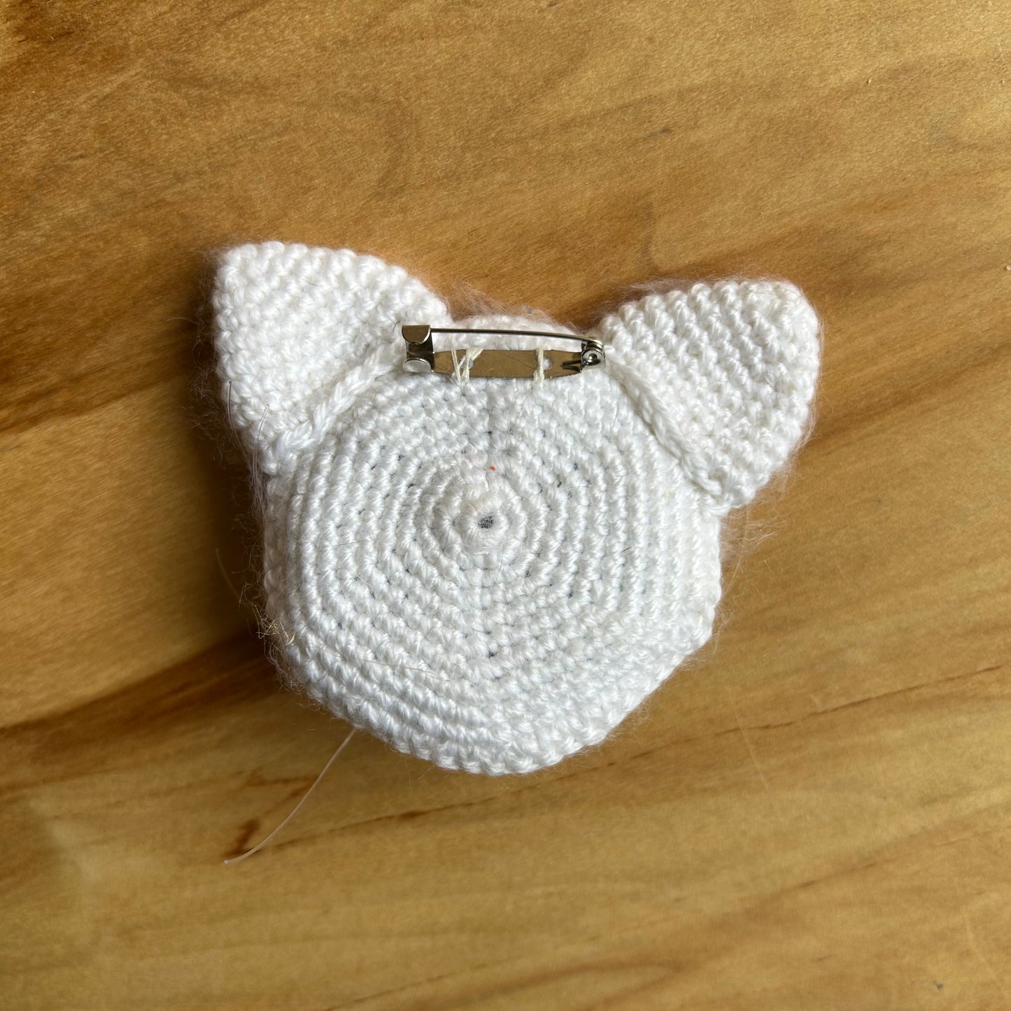 Tamborēta broša Balts kaķis (INBA 24)