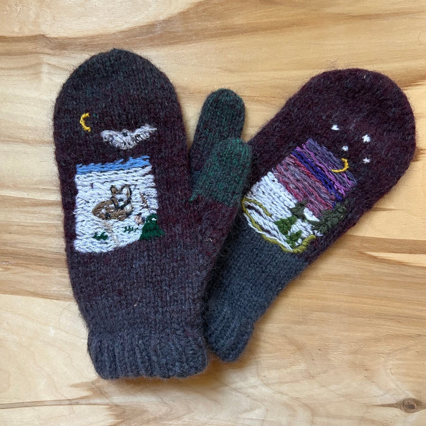 Tumši lillā adīti dūraiņi ar izšūtu zīmējumu (RUTO 1)