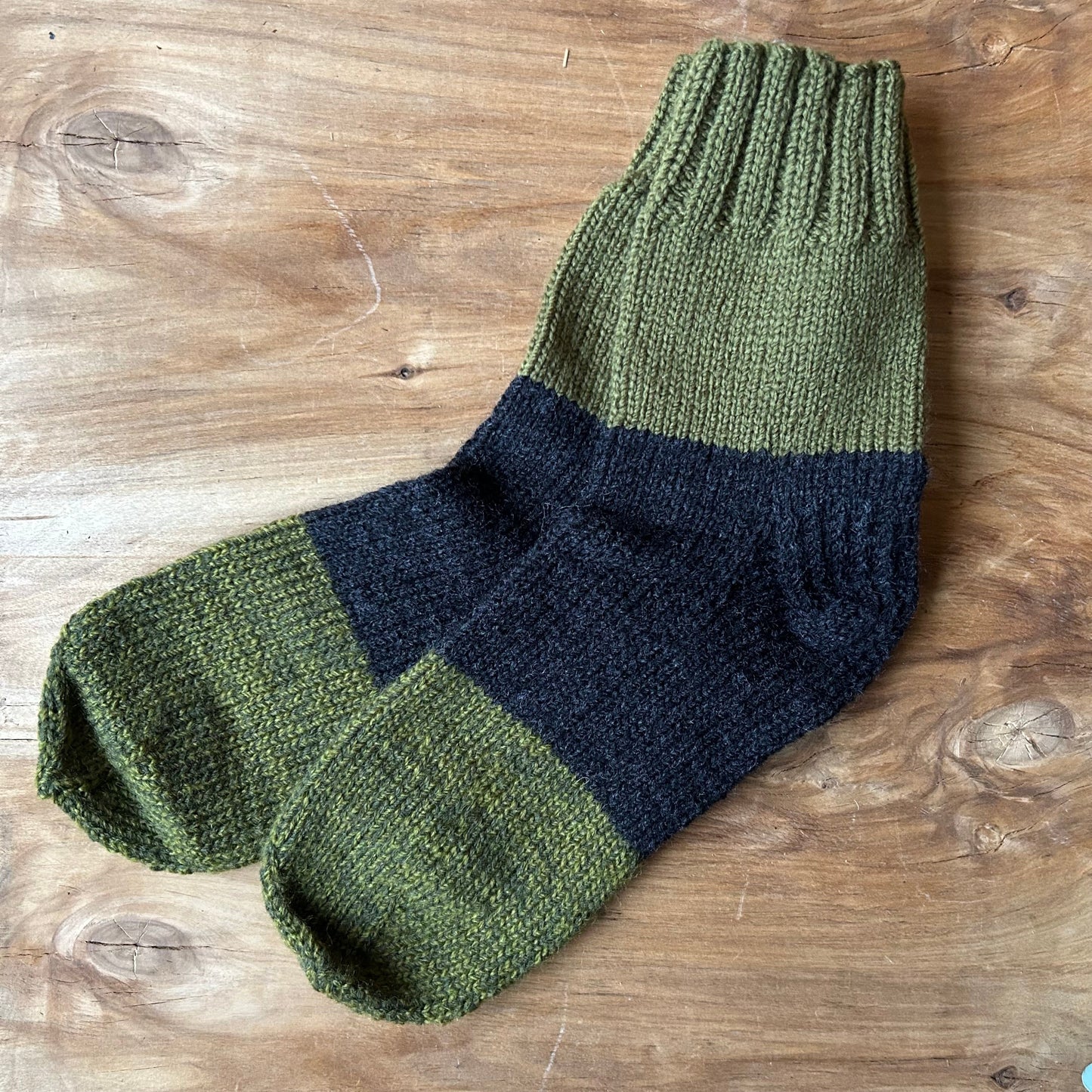 Siltās zeķes vīriešiem sūnu zaļas  ar tumši pelēku joslu 43.-45..izm. (VEZI 35)