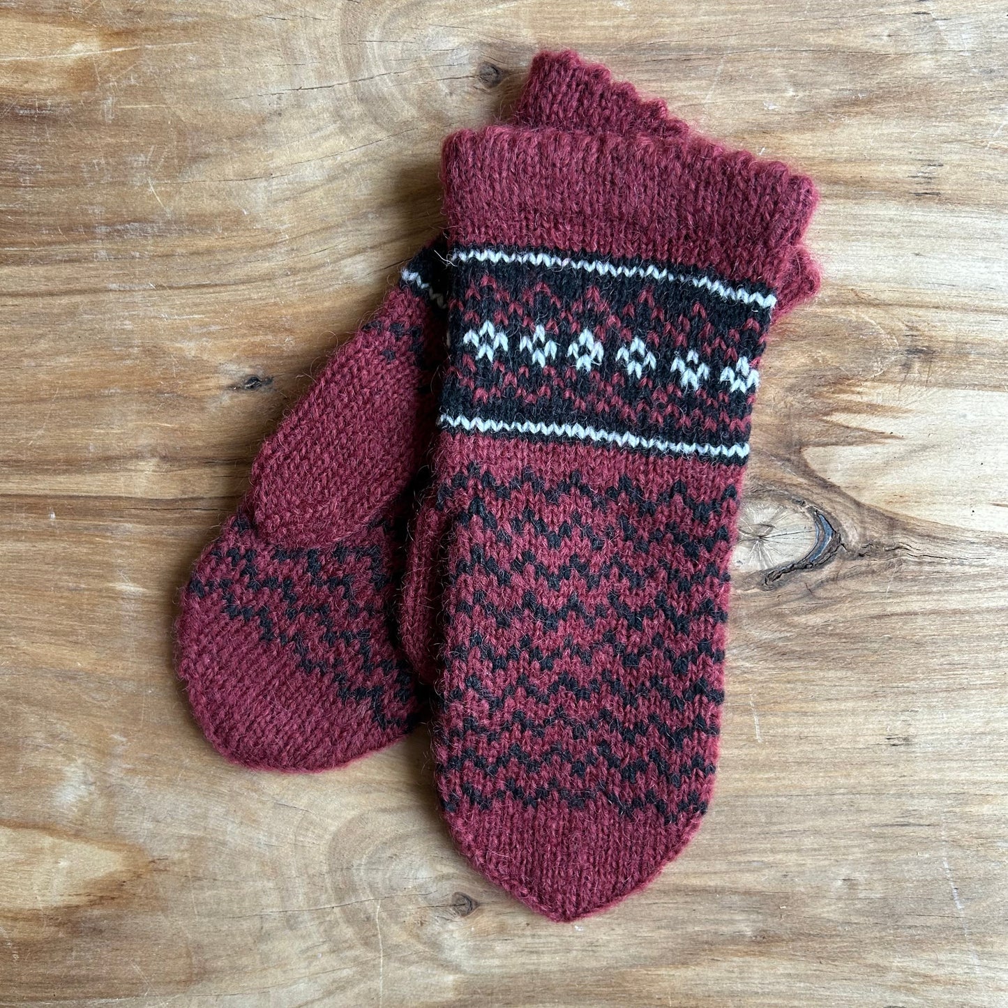 Tumši sarkani sieviešu dūraiņi ar melniem un baltiem ornamentiem (MAFE 2)