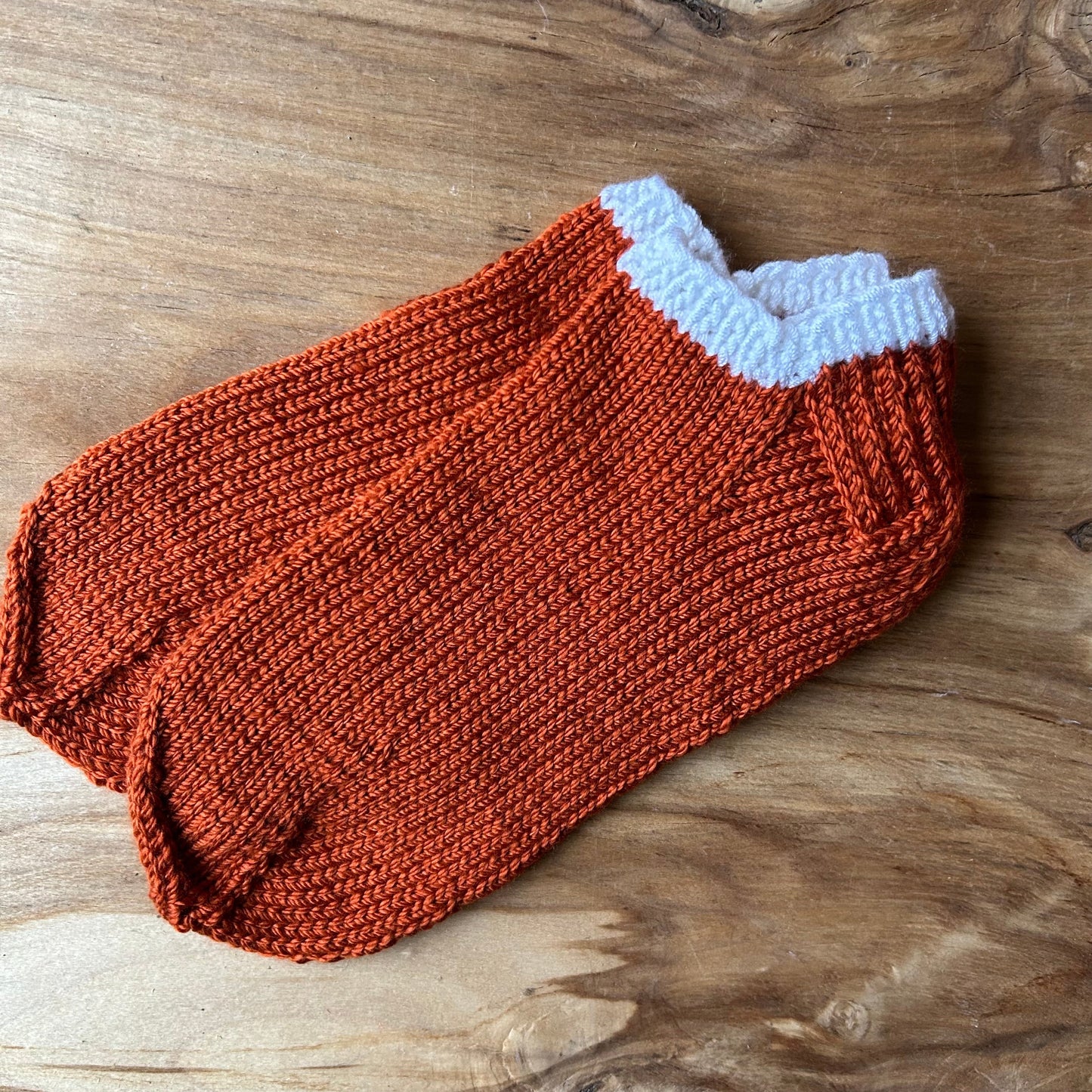 Adītas čības oranžā krāsā 35-37.izm. (VEZI 42)