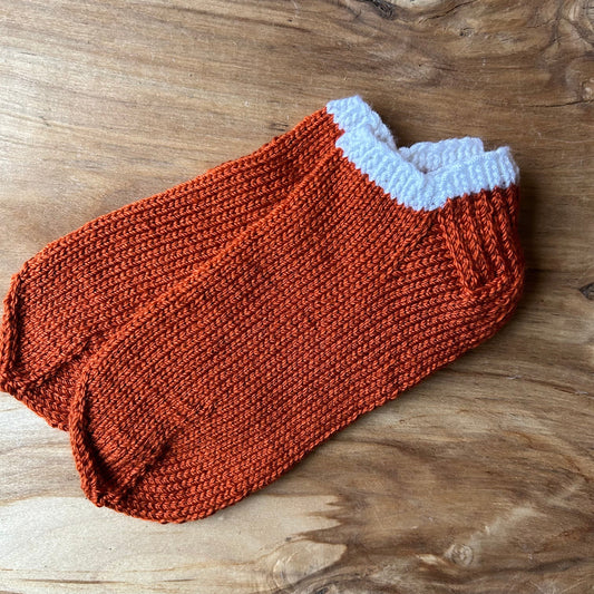 Adītas čības oranžā krāsā 35-37.izm. (VEZI 42)