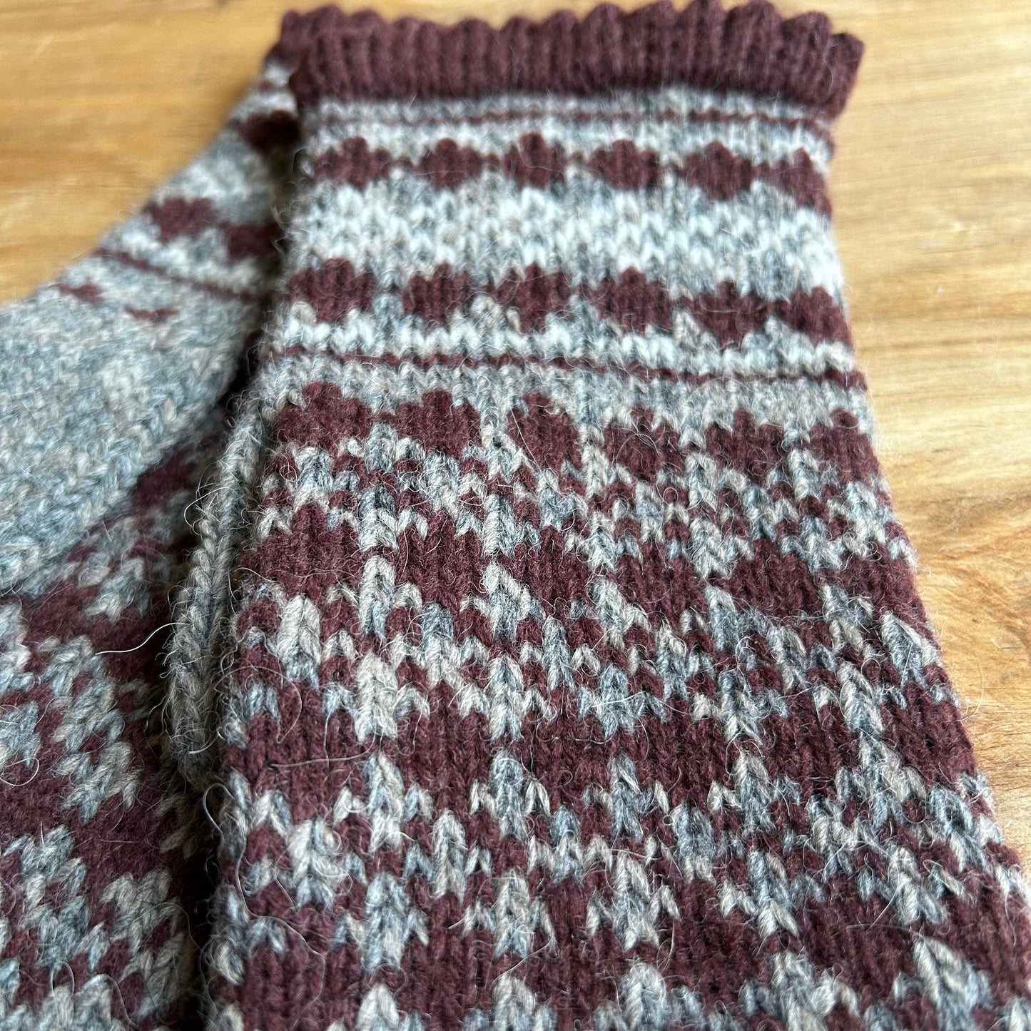 Pelēki sieviešu dūraiņi ar brūniem ornamentiem (MAFE 5)