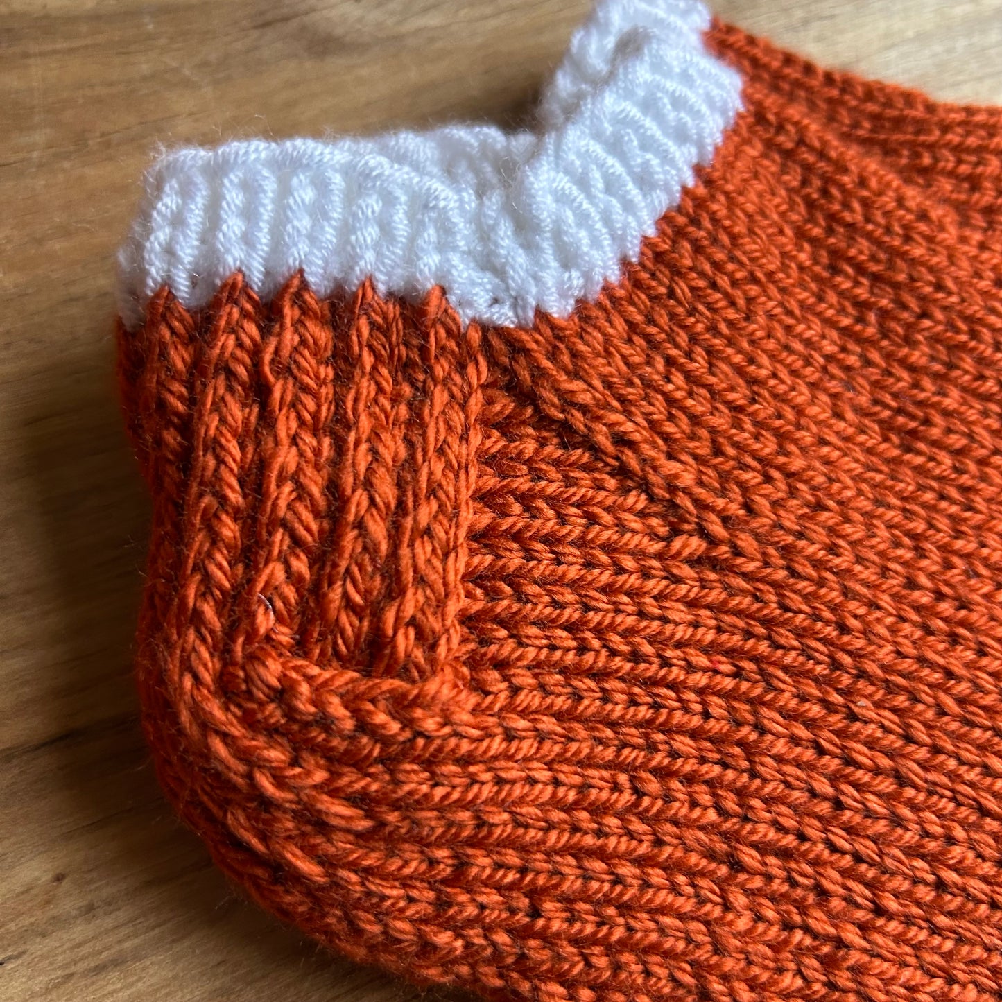 Adītas čības oranžā krāsā 35-37.izm. (VEZI 42)