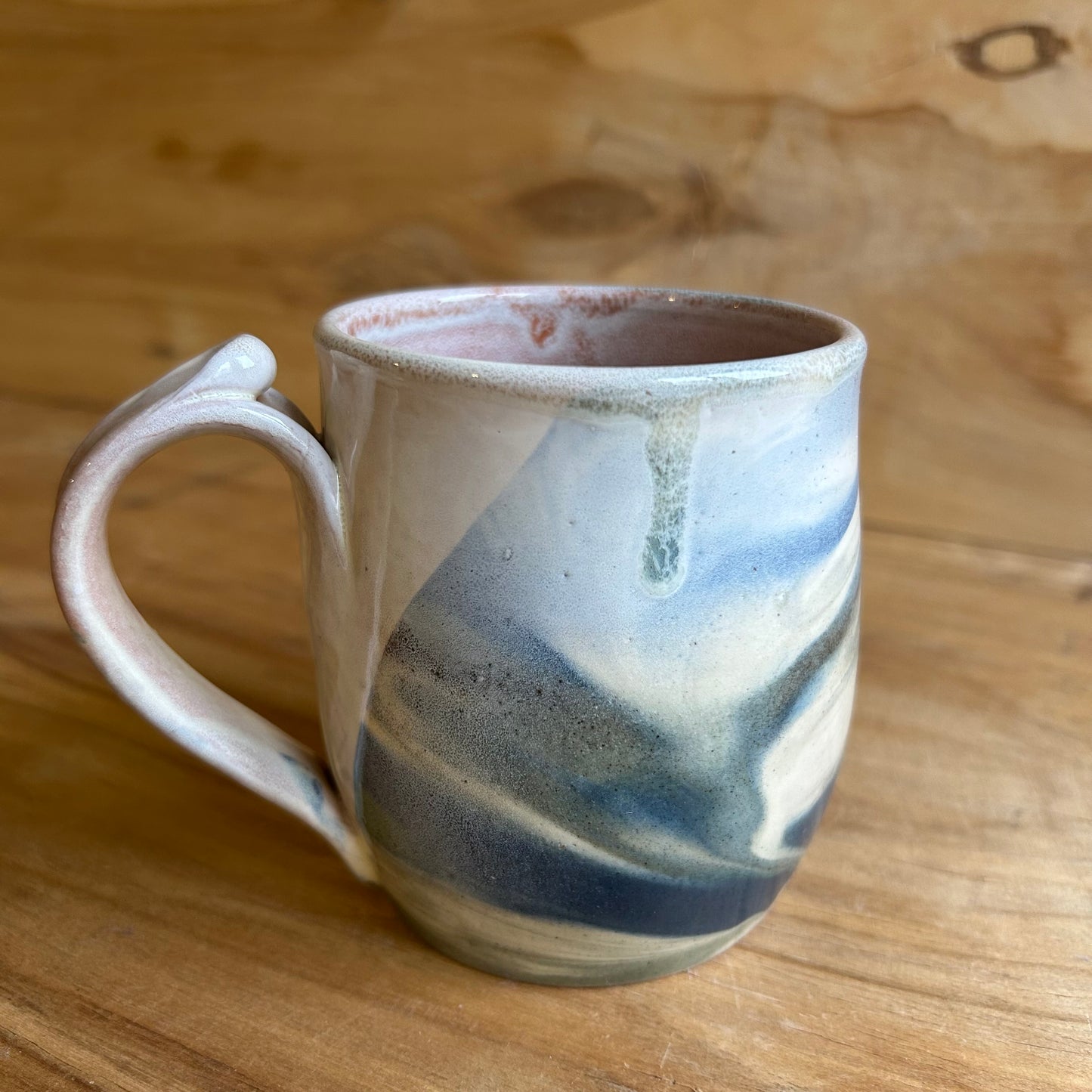 Brūna māla krūze ar glazūras rakstu  (MASP 127)