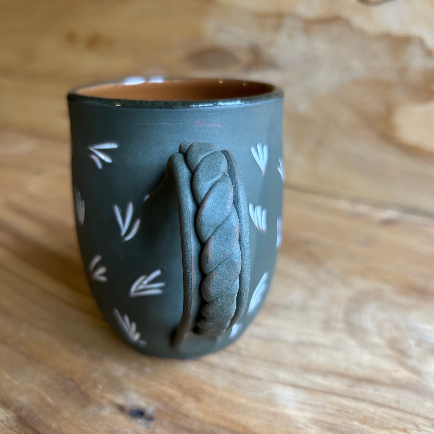 Tumši zaļgana māla krūze  (MASP 130)