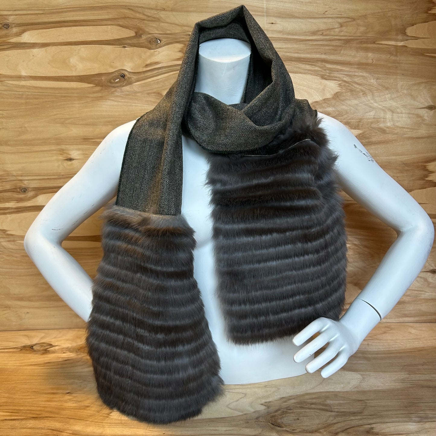 Pelēkbrūna šalle ar pelēku truša vilnas dekoratīvu malu (JĀNA 35)