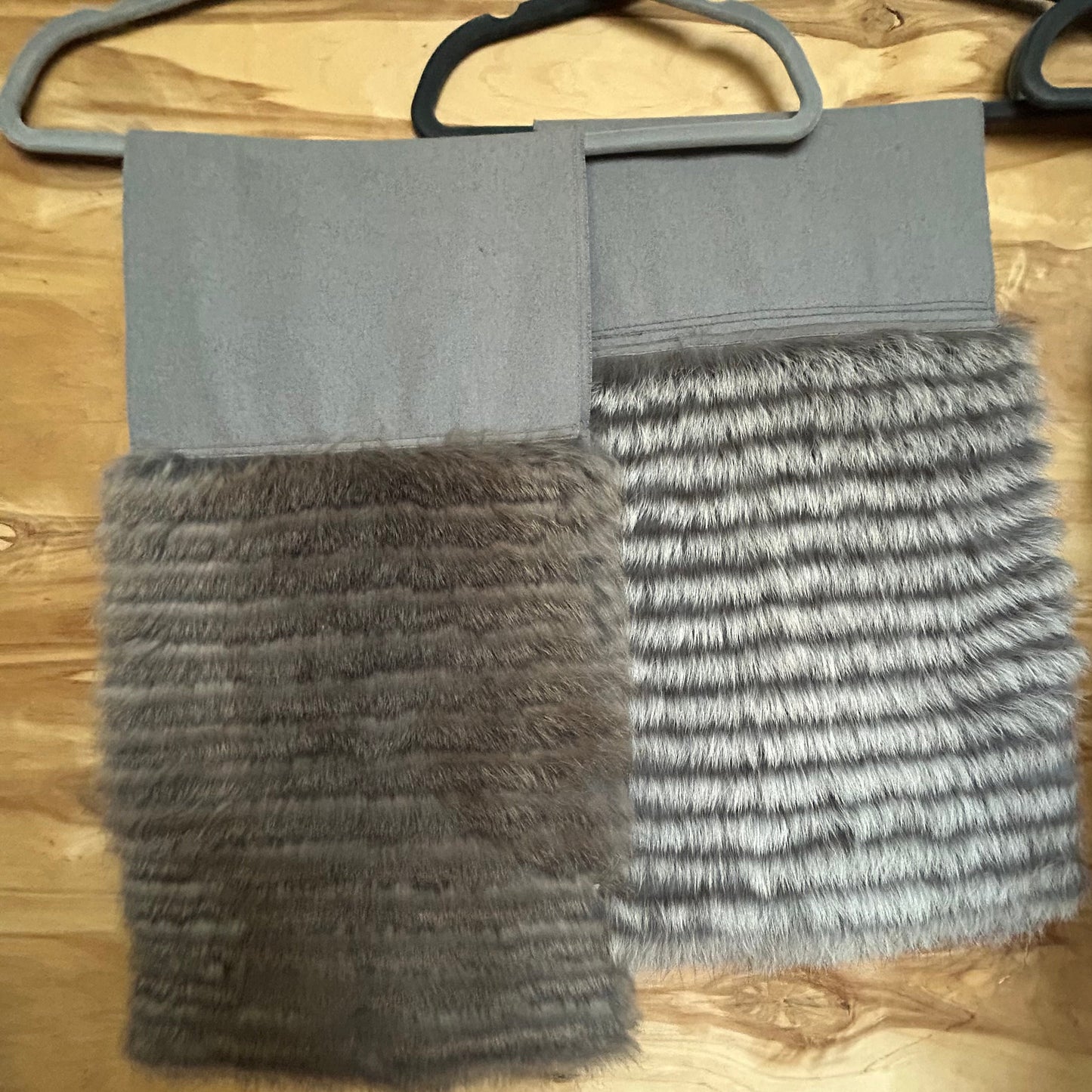 Gaiši pelēka vilnas šalle ar pelēkbrūnu truša vilnas dekoratīvu malu (JĀNA 40)