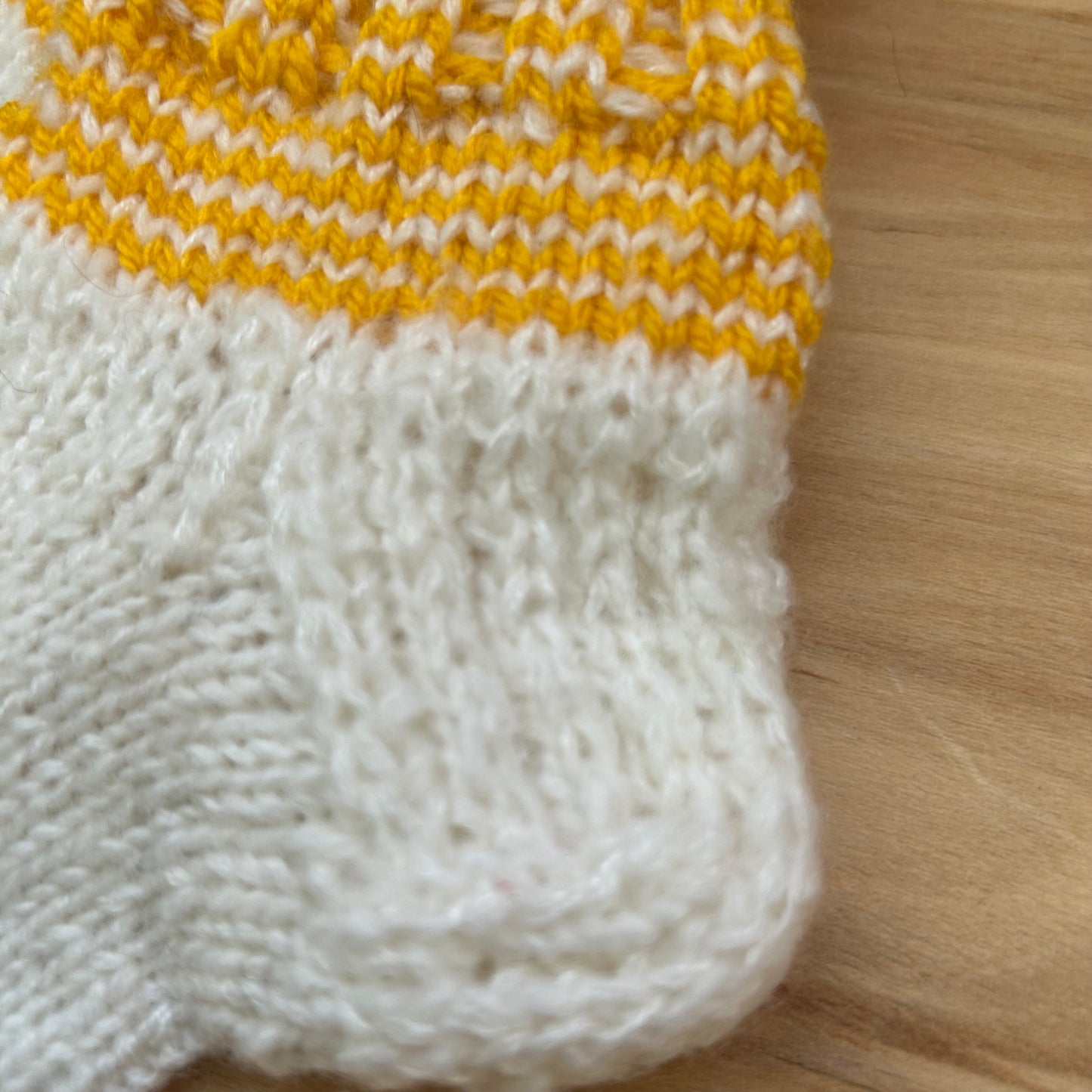 Baltas adītas siltās zeķītes ar dzeltenu stulmu 24.-26.izm. (SITĒ 45)