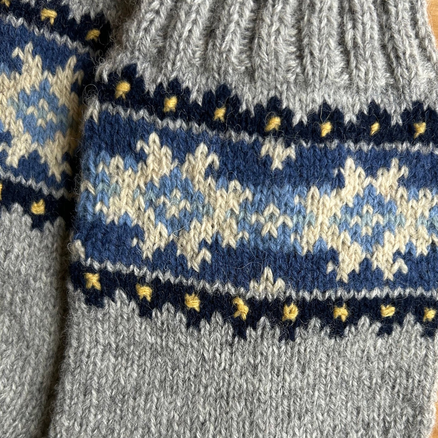 Siltās zeķes 45.-47.izm. pelēkas zeķes ar ornamentiem (MALI 49)