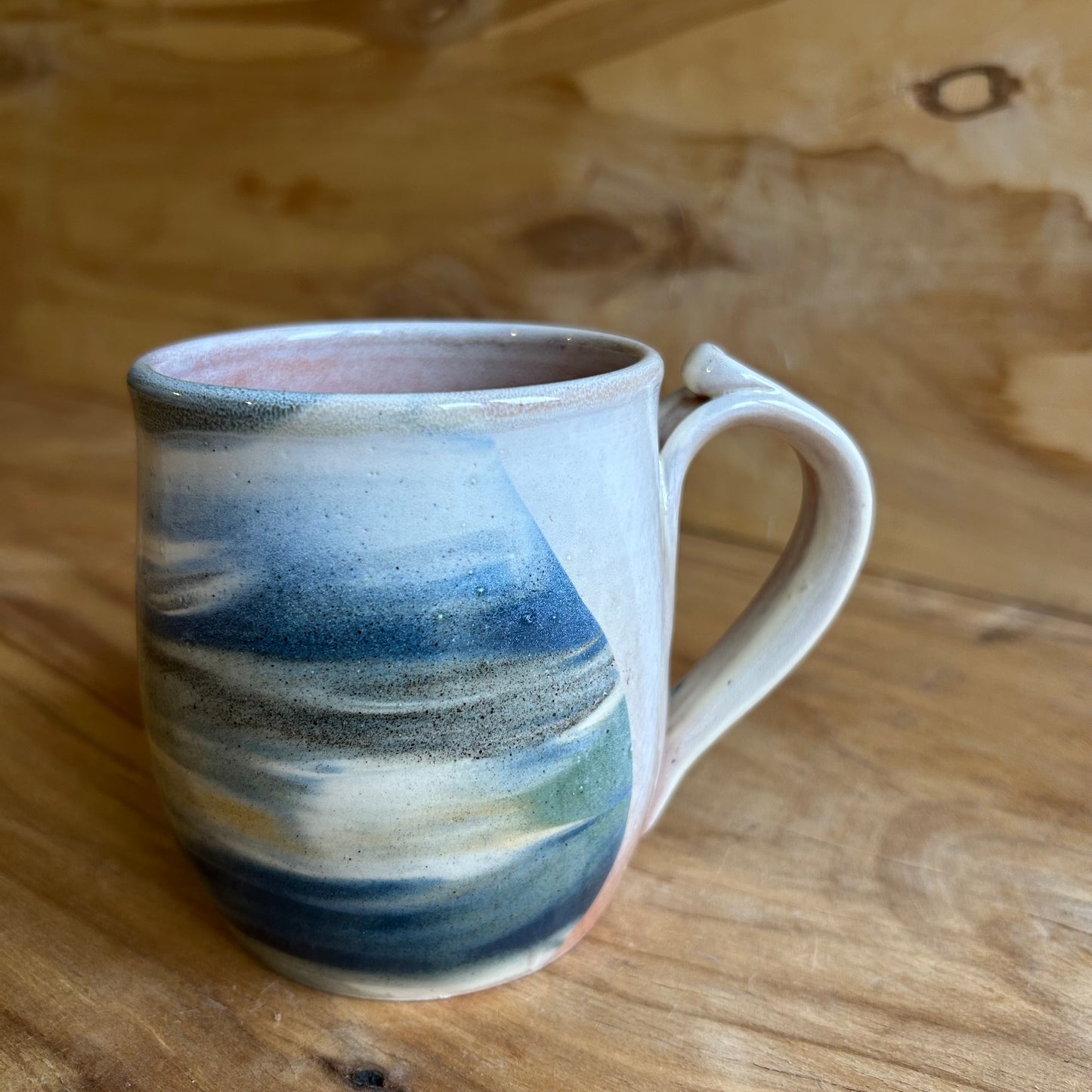 Brūna māla krūze ar glazūras rakstu  (MASP 127)