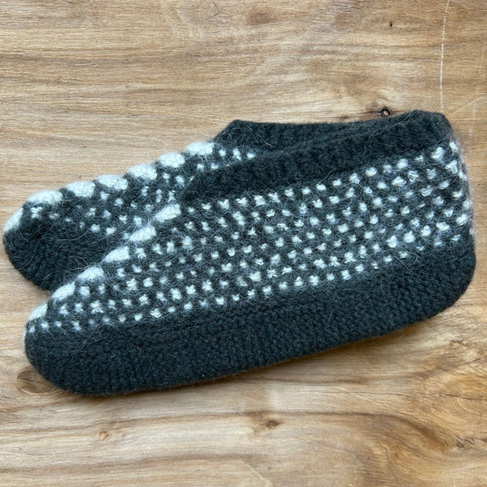 Adītas vilnas čībiņas 36.-38.izm. tumši pelēkzaļas  ar baltu rakstiņu (DAKU 30)