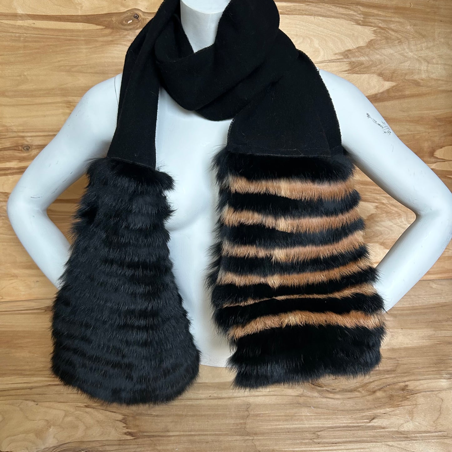 Melna vilnas šalle ar melnu un brūnu truša vilnas dekoratīvu malu (JĀNA 48)