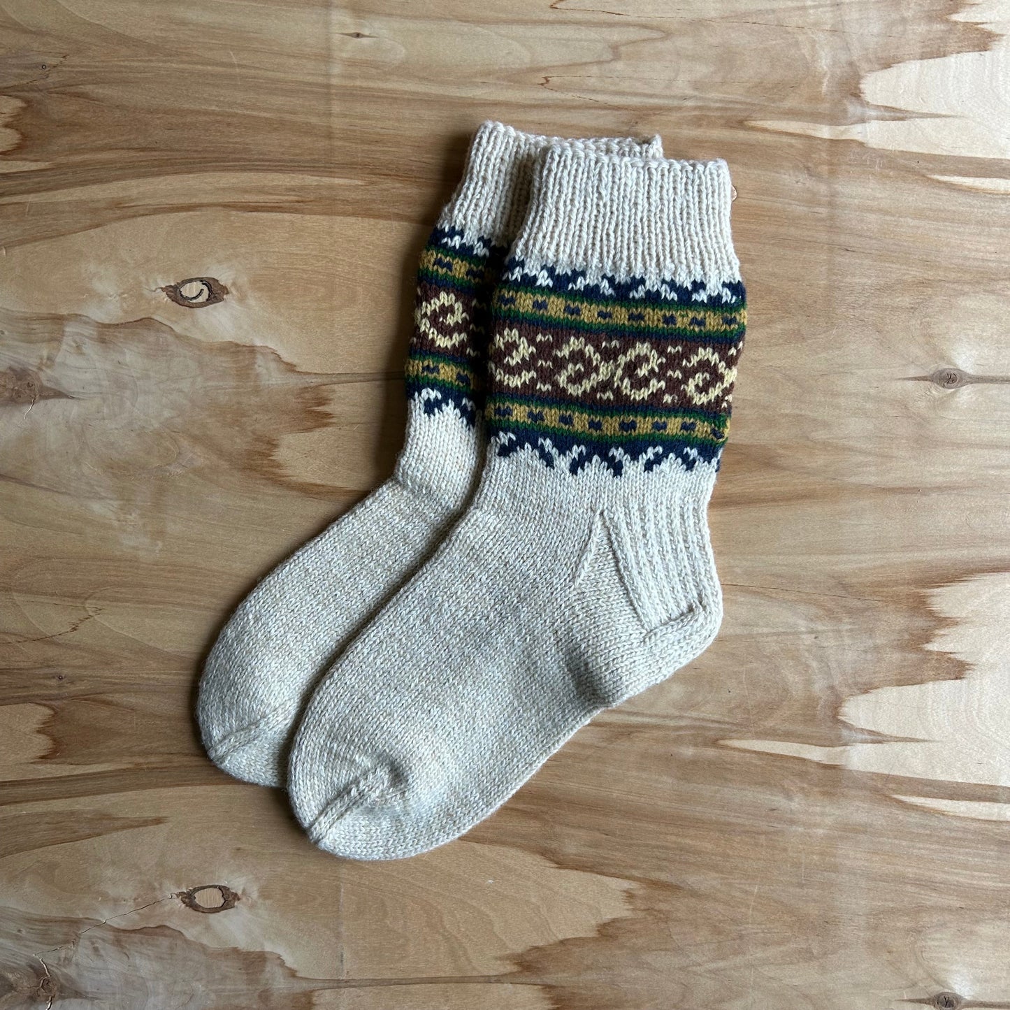 Siltās zeķes 45.-47.izm. gaiši brūnas zeķes ar sarkaniem ornamentiem (MALI 54)